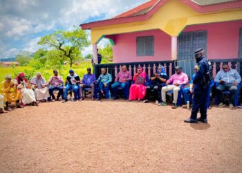 Tamagaly : le Ministre de l’Energie a été accueilli par les sages qui affirment leur soutien au Général Mamadi DOUMBOUYA