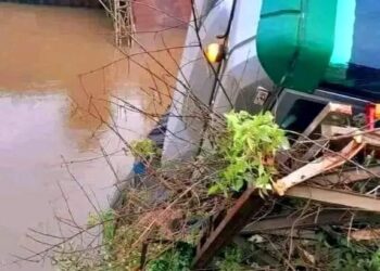 Kankan-Kérouané : un pont métallique s&rsquo;est effondré suite au passage d&rsquo;une remorque, un jeune porté disparu