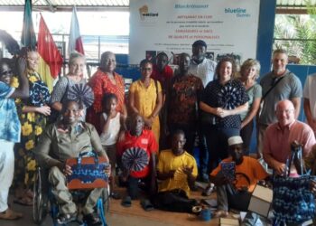 L’autonomisation des personnes vivant avec handicap : une délégation de l’Ambassade des Etats-Unis a visité l’atelier et la boutique de l’Association Wakilaré à Kaloum