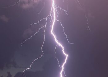 Phénomène de la foudre : « utiliser des appareils électroniques surtout le téléphone pendant l’orage peut  causer la mort de la personne. » (Météorologue)