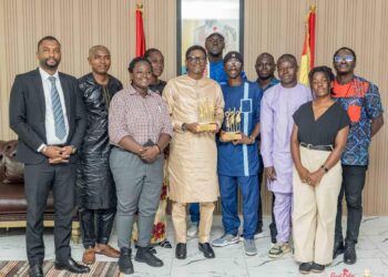 Conakry : les étudiants de l’Institut supérieur des Arts Mory Kanté de Dubréka ont présenté au Ministre Alpha Bacar deux trophées remportés au Maroc