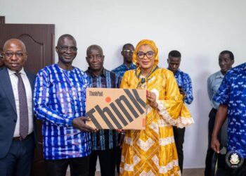 Conakry : la Ministre Dre Diaka SIDIBE a procédé, à la remise d’équipements et matériels à la Direction Générale de la DDI-DDE
