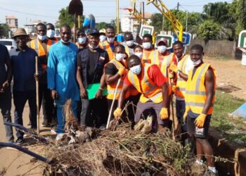 Salubrité : des jeunes de Lambanyi ont procédé à l’assainissement de leur quartier ce samedi