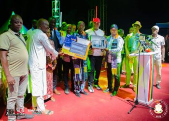 Soutien à la culture guinéenne : le Président de la Transition offre des instruments de musique au groupe légendaire Bembéya Jazz National