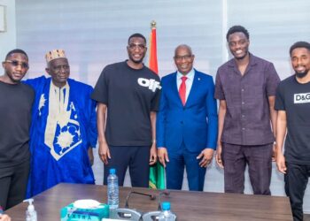 Conakry/Primature : Les internationaux guinéens Serhou GUIRASSY, Mouctar DIAKHABY et François KAMANO ont été reçus en audience par le Premier Ministre