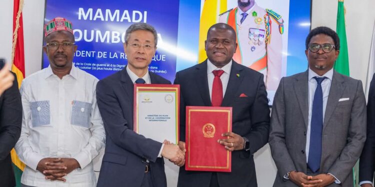 Guinée : Signature d’un accord de coopération technique et économique d&rsquo;une valeur de 27 millions de dollars non remboursable avec la Chine