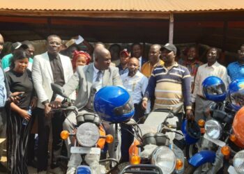 Politique : le Bloc Libéral de Docteur Faya Milimono offre 10 motos à ses fédéraux de l’intérieur du pays