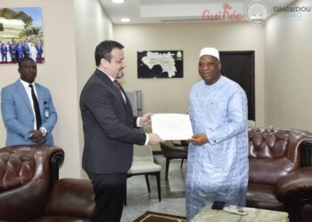 Diplomatie: L&rsquo;Ambassadeur de la République d’Italie et le Représentant Résident du PNUD en Guinée ont remis à Dr Morissanda Kouyaté les copies figurées de leurs lettres d’accréditation