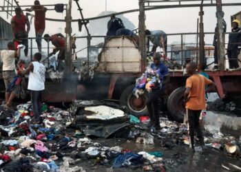 Incendie à Madina: Des boutiques et 4 véhicules ont été reduits en cendre dans une Gare routière