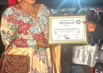 La Responsable passation des marchés publics au ministère des infrastructures Madame Cissé Saran Kourouma a été honorée par les Flammes de Guinée