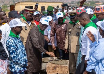 Promotion du Football en Guinée : Pose de la première pour la construction d’un terrain de football à gazon synthétique  à Mamou