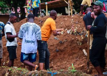 Guéckedou: Le Coordinateur National du Collectif Gbékédou, Dr Michel Yatto Dembadouno, s&rsquo;engage activement dans le curage à Kiésseneye