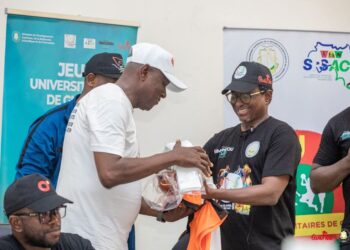 9ème édition des Jeux Universitaires:  Le Ministre Alpha Bacar Barry a procédé à la remise des équipements sportifs aux délégations universitaires engagées