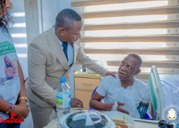 Culture: Le Ministre Moussa Moïse Sylla au chevet de Lamah Sidibé alité dans une structure sanitaire