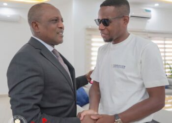 L&rsquo;ancien international guinéen Ibrahima Traoré apporte au Ministère de l&rsquo;Information et de la Communication