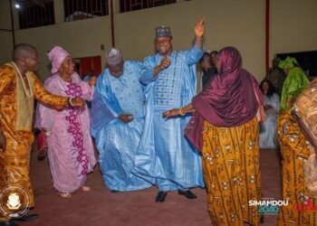 Le Ministre de l’Énergie, Camara Aboubacar incarne l’unité nationale à travers la danse traditionnelle Koukou à Kerouané