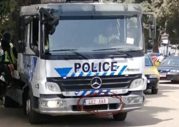Conakry, la Police Routière: Il est interdit de remorquer des véhicules en stationnement non gênant tout comme les véhicules dans lesquels se trouvent le conducteur ( Communiqué)