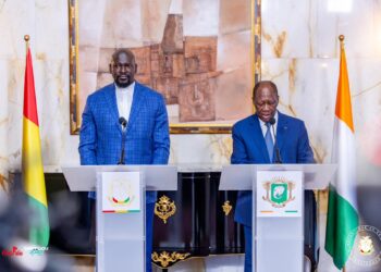 Visite de Mamadi Doumbouya en Côte d’Ivoire: Les deux Chefs d’État ont échangé sur plusieurs sujets dans les domaines des infrastructures routières, du transport et de l’énergie