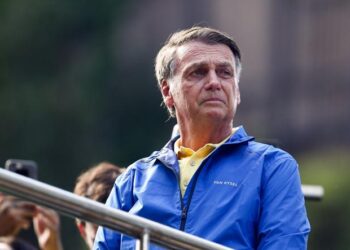 Brésil: Soupçonné de vouloir fuir le pays, l&rsquo;ancien président Jair Bolsonaro est contraint de porter un bracelet électronique