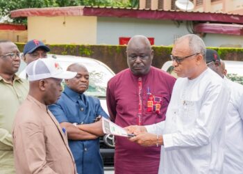 Conakry: Remise des clés de huit (8) véhicules 4X4, aux huit (8) Inspecteurs Régionaux de l&rsquo;Éducation du pays