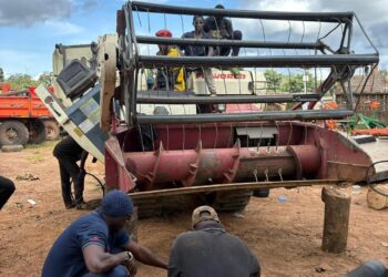 N’Zérékoré: La SOGUICODA poursuit le suivi technique et l’entretien de ses moissonneuses pour la réussite de la campagne de récolte 2025-2026 en cours