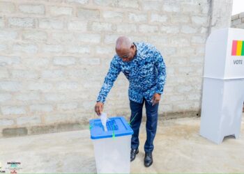 Référendum Constitutionnel : Le Premier Ministre Amadou Oury BAH s’acquitte de son devoir civique à Wariah (Lambangny)