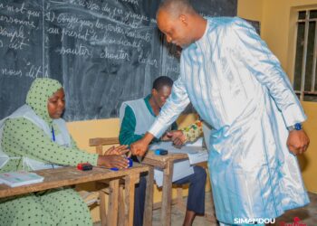 Scrutin du 21 septembre : le ministre Aboubacar Camara accomplit son devoir citoyen à Kiroti