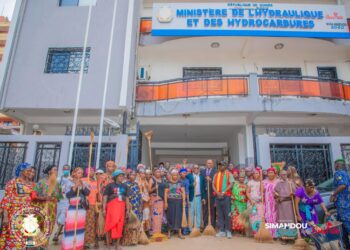 Le Ministre de l’Hydraulique et des Hydrocarbures réitère son soutien aux femmes balayeuses de la commune de Kaloum 