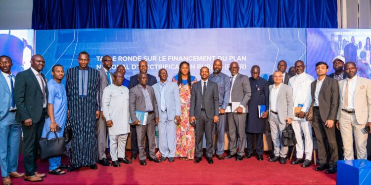 Guinée: clôture de la Table ronde sur le financement du PNER avec l’annonce de 380,5 millions USD d’intentions de financement, portant sur 783 localités à électrifier
