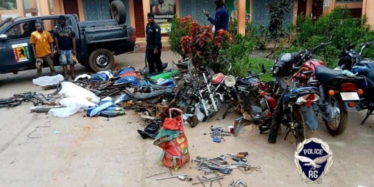 Lutte contre le vol de motos à Kindia: deux individus tombent dans les filets de la police 