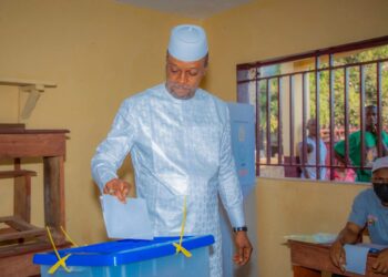 Élection présidentielle: le Ministre Aboubacar Camara accomplit son devoir civique à Kiroti