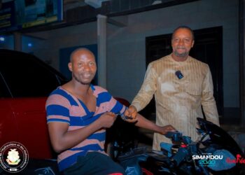 Promotion du civisme en Guinée: à Sangoyah le Ministre Aboubacar Camara récompense Moussa Diaby pour son geste exemplaire