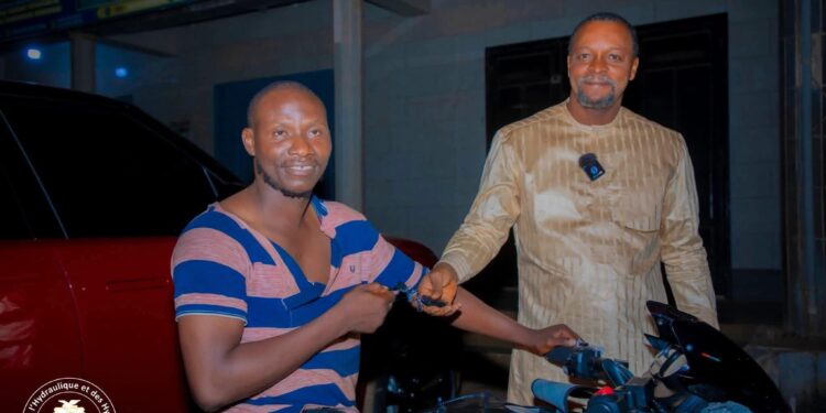 Promotion du civisme en Guinée: à Sangoyah le Ministre Aboubacar Camara récompense Moussa Diaby pour son geste exemplaire