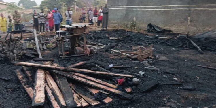 Drame à Kagbelen : trois apprentis tués dans un incendie dévastateur à un atelier de menuiserie