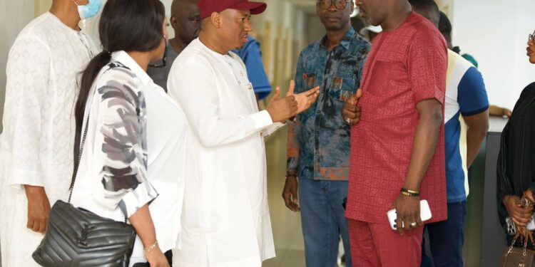 Visite de soutien du ministre Cellou Baldé à la légende Petit Sory à l’Hôpital de l’Amitié sino-guinéenne