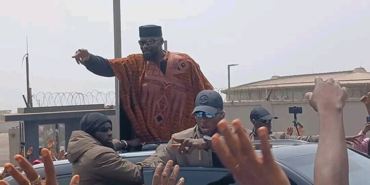 Retour triomphal de Mamadi Doumbouya à Conakry après plusieurs semaines d&rsquo;absence