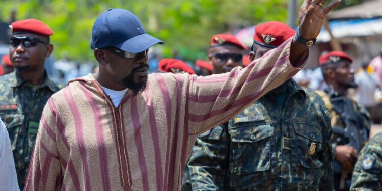Kaloum: le Président Mamadi Doumbouya a fait une  promenade dans les rues de la commune