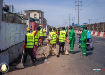 Conakry: pris en flagrant délit de dépôt d’ordure sur la voie publique, des citoyens exécutent des travaux d’intérêt général