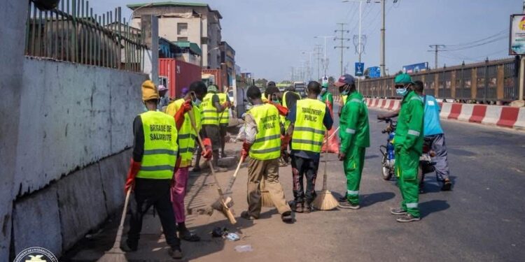 Conakry: pris en flagrant délit de dépôt d&rsquo;ordure sur la voie publique, des citoyens exécutent des travaux d&rsquo;intérêt général