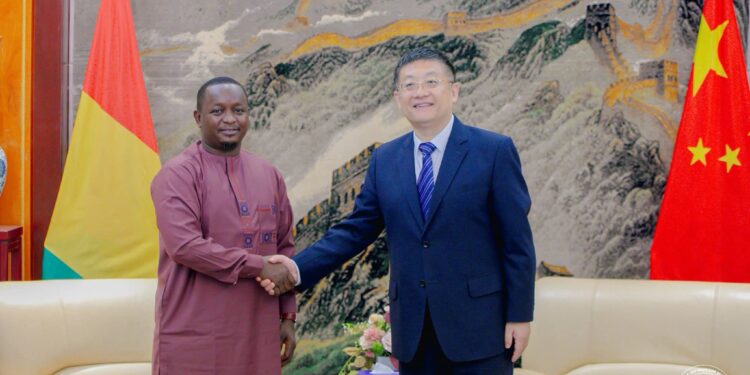 Coopération culturelle : reçu par l’ambassadeur de Chine en Guinée, le ministre Moussa Moïse Sylla renforce les échanges artistiques