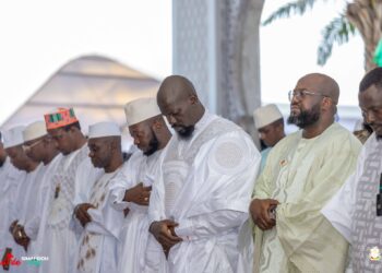 Palais Mohamed V: le Président Mamadi Doumbouya a accomplit ses obligations religieuses dans le communion avec des citoyens