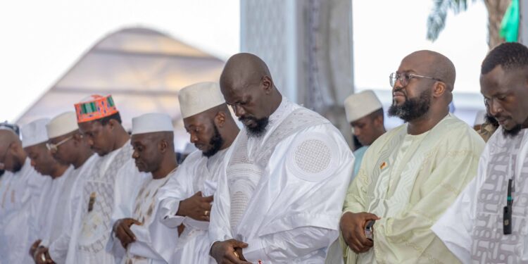 Palais Mohamed V: le Président Mamadi Doumbouya a accomplit ses obligations religieuses dans le communion avec des citoyens