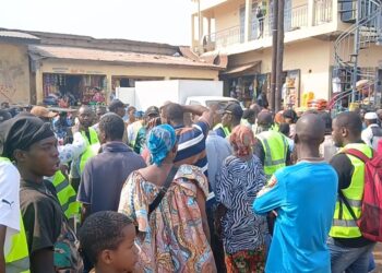 Assainissement à Matoto : un consortium d’ONG, dont la Fédération des gestionnaires des déchets de Guinée, lance une campagne d’information et de sensibilisation