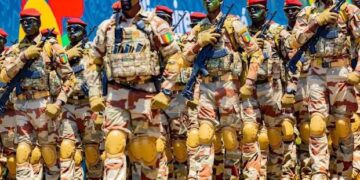 Mamadi Doumbouya décore plusieurs sous-officiers du Groupement des forces spéciales ( Décret)