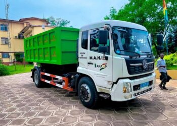 Assainissement: le Président Mamadi Doumbouya offre un camion lève-conteneur à la commune urbaine de N’zérékoré