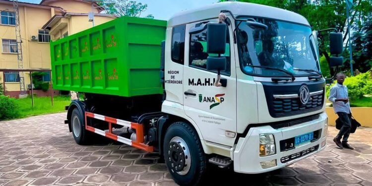 Assainissement: le Président Mamadi Doumbouya offre un camion lève-conteneur à la commune urbaine de N&rsquo;zérékoré