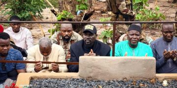Kankan: le Président Mamadi Doumbouya s’est recueilli sur la tombe de son défunt père