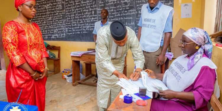 Scrutins législatifs et communaux: le Ministre Aboubacar Camara accomplit son devoir citoyen à Kiroti