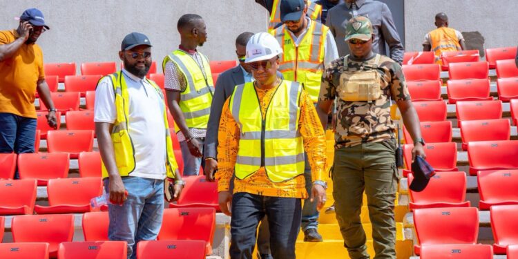 Infrastructures sportives: le Ministre des Sports en visite sur les chantiers du Stade Général Lansana Conté de Nongo et du Stade du 28 Septembre
