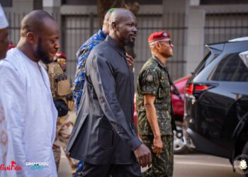 Kaloum: le Président Mamadi Doumbouya s’est offert un bain de foule dans les rues du centre ville